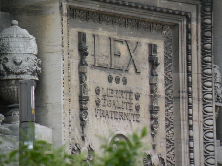  Lex: Liberté, Egalité, Fraternité (palais de Justice)
